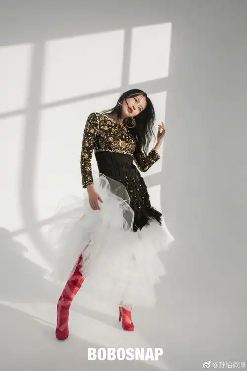 辣妈孙怡最新写真曝光 脚踩红色过膝靴长腿逆天