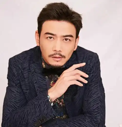 杨烁给大家留下的最大印象,除了那一张留有帅气胡茬的脸,就是散发着