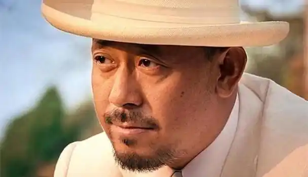 《芙蓉镇》时认识刘晓庆,姜文比刘晓庆小10岁,因为姜文的身材高大