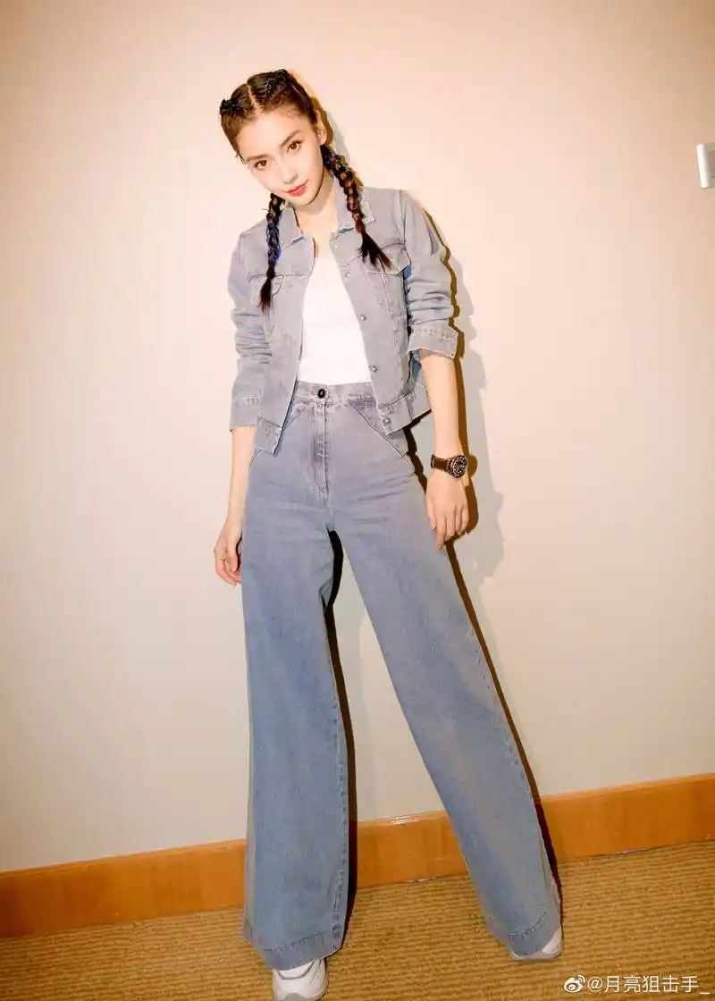 杨颖穿牛仔外套配牛仔阔腿裤现身活动,扎双马尾,少女感爆棚