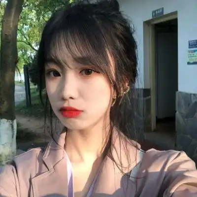 女生拿手机自拍头像