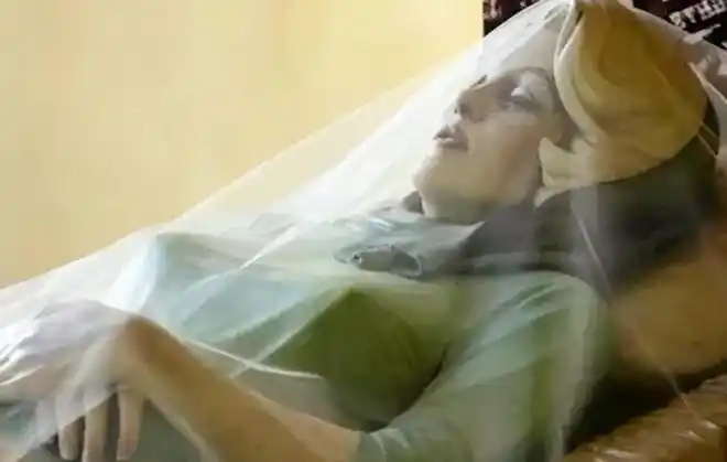 梦露美到人生最后一刻身披白色薄纱入殓躺在棺材中像睡美人