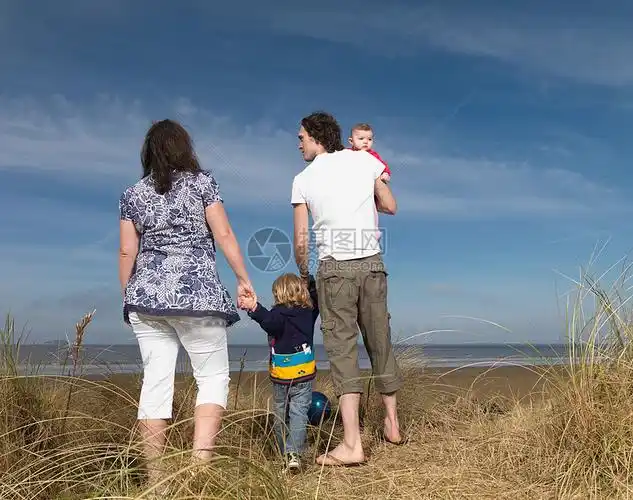 高清照片下载,该高清照片标题为一家四口看海背影,编号:501813091