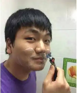 听说刮胡子会变年轻!下面这位大哥哥刮完胡子真的变年轻了!