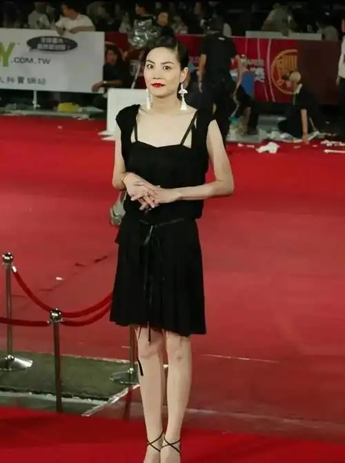 王菲不愧是"气质女神",穿小黑裙美得惊艳不说,还尽显好身材|王菲_新浪