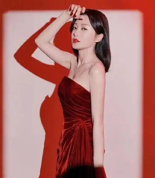 秦岚绝美热图写真集,红色丝绒裙妩媚迷人,大秀身材曲线|丝绒|写真集