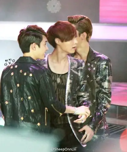 迪欧怎么又是你2333333# exo 张艺兴 lay 吴世勋 sehun 魂蛋 勋兴