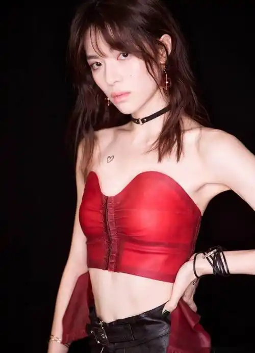 凹凸有致!钟楚曦写真赏!