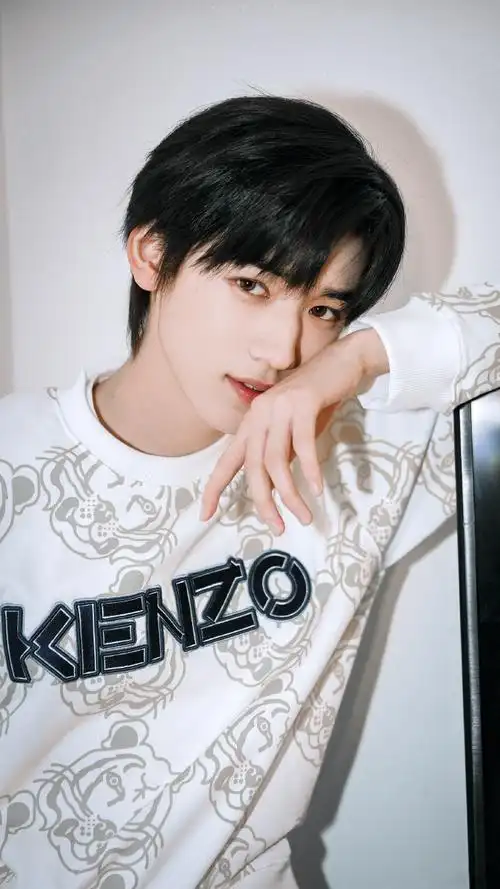 宋亚轩小黄人写真