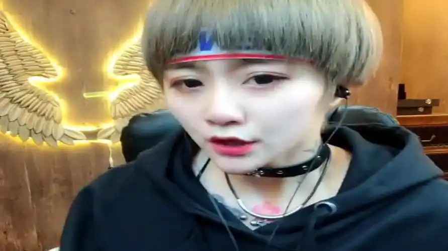 烟嗓女网红翻唱神曲《黄梅戏》,沙哑的嗓音,让人听了特别的舒服