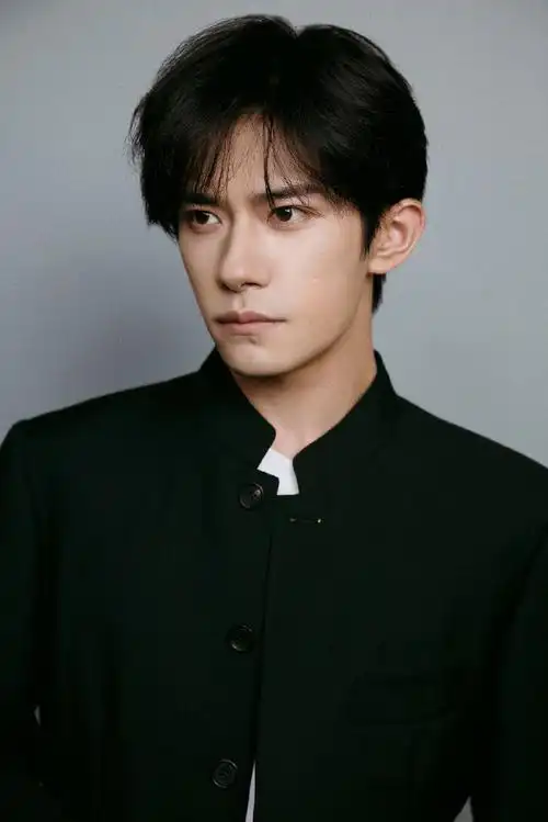 易烊千玺发布会直播出图#易烊千玺真的是帅出了新的高度,永远都是