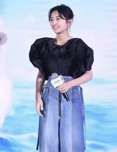 张子枫穿的这是啥黑色大花抹胸搭配阔腿裤160身高看着像150