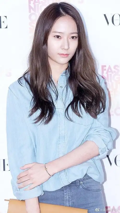 郑秀晶墨镜怼脸拍#郑秀晶更新生活照,美丽女孩的快乐时光很赞!