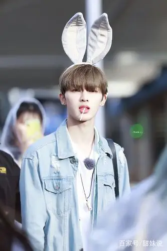 朱正廷澳洲拍摄花絮路透图,戴着兔耳朵吃棒棒糖奶萌!