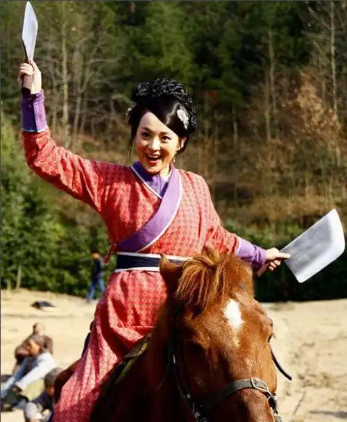 她曾饰演《隋唐英雄》花大脚,长相撞脸章子怡,嫁富豪被宠成公主