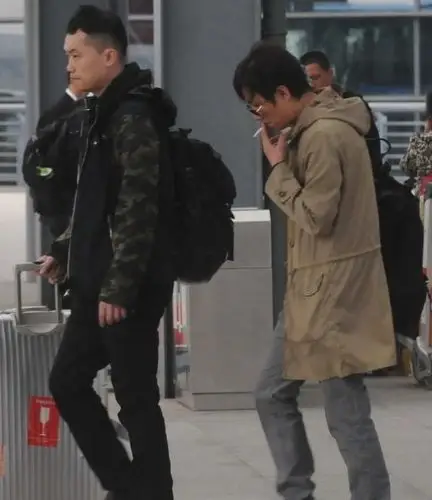 【组图】文章机场现身抽烟解闷 乱糟糟头发很是"沧桑"(组图)