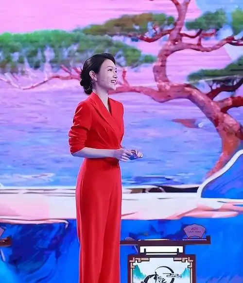 看到龙洋的素颜,不得不佩服春晚化妆师的鬼斧神工|董卿|央视主持人