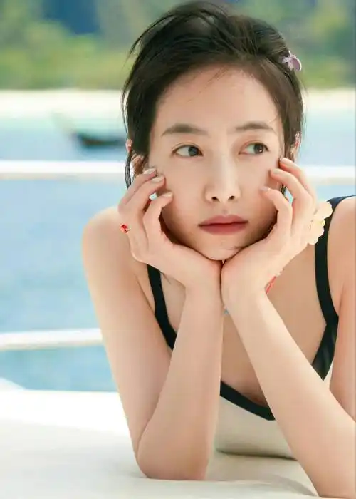 宋茜,身穿泳衣沙滩裤,皮肤白皙透亮尽显好气质_旅游_美女_眼睛