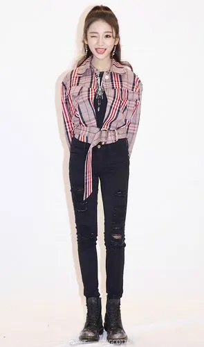 《快乐大本营》中,丁一一身穿奶茶浅色系短款竖条外套搭配黑色紧身破