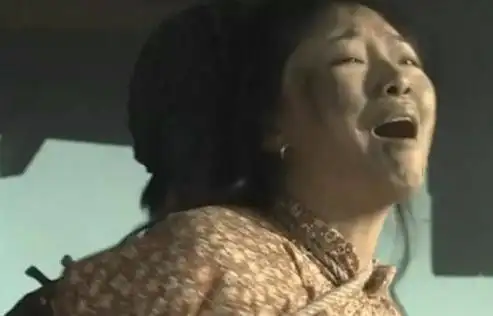 亮剑:同样是秀琴被抓向城楼,老版真实,你看新版秀琴的发型是啥?