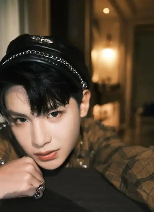 黄明昊你好星期六棕色贝雷帽毛衣造型