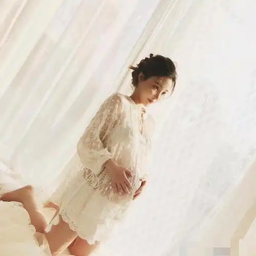 照片中,雪梨的肚子已经很大了,圆滚滚的,很多人表示可能是个女娃娃.