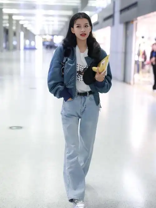 孙怡造型清新走机场飞行夹克引领时尚宽肩宛如小巨人