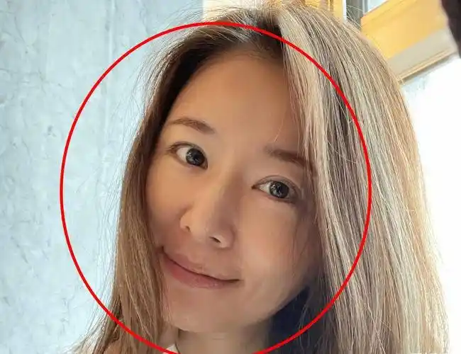 45岁林心如晒纯素颜照,照片放大三倍后,皮肤上的瑕疵显露无疑_女明星