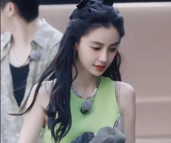 杨颖现身迪拜红毯,状态颜值依旧在线,向粉丝表达春节问候_腾讯新闻