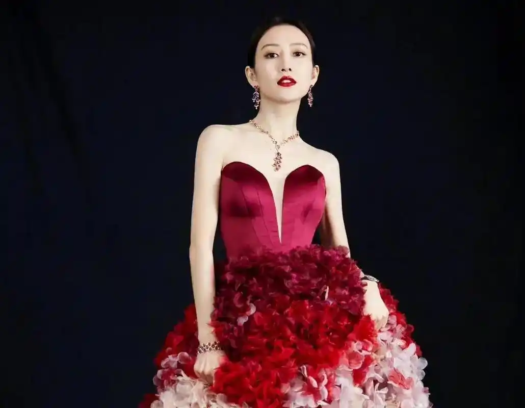 王鸥沸腾之夜造型好美!