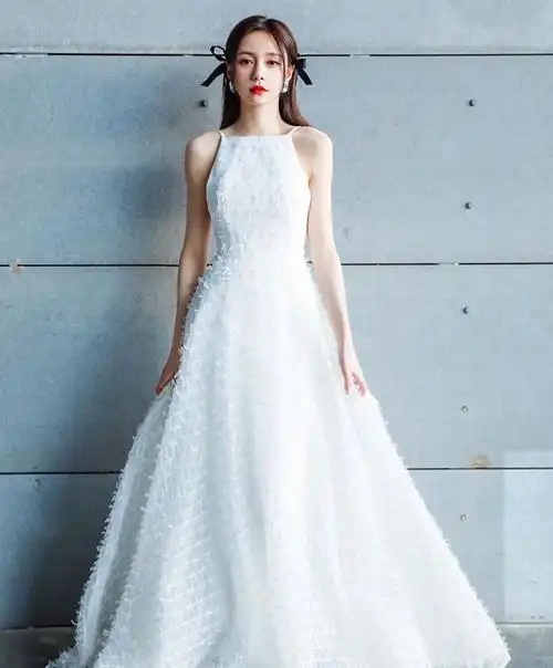 沈梦辰晒白色婚纱写真照男友杜海涛蹲在地上为她拍照