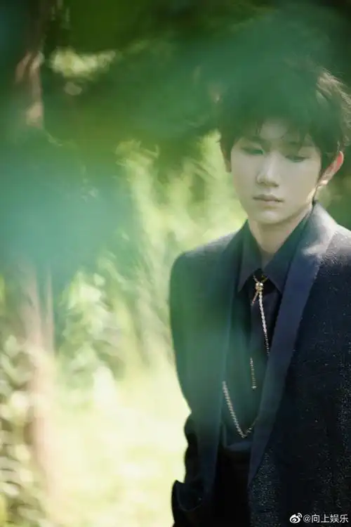 王源黑色金闪套装