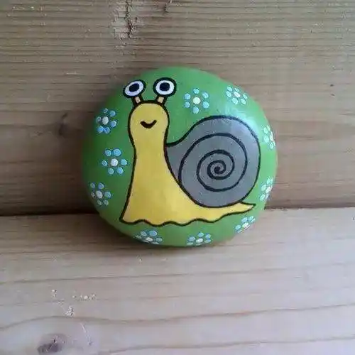 平时去外面玩捡点鹅卵石回来,买点颜料看能画哦,各种涂鸦很解压,也