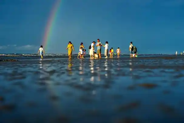 当日,一场晨雨过后,日出时分,在广西东兴的金滩,"