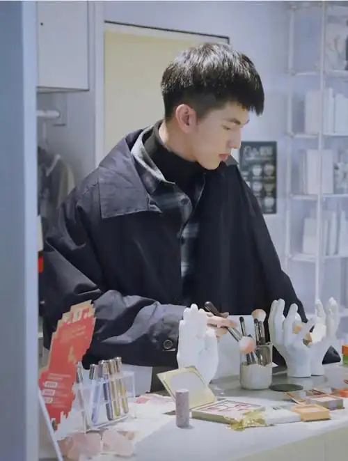 这款"碎锅盖"短发真的适合学生党,痞帅系!_发型