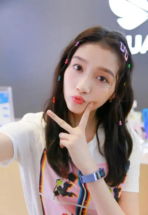 关晓彤甜美活动写真图片