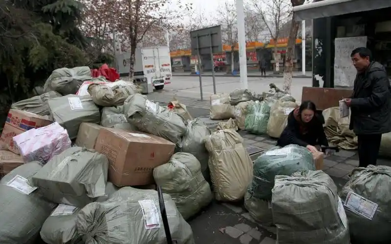 高校学生放假 大包快递疯狂寄