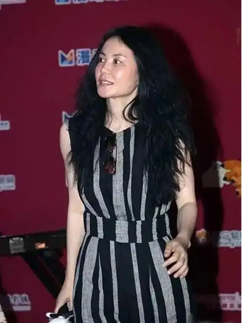 路人拍的王菲真不一样皱纹和斑点清晰可见很平庸甚至很老气