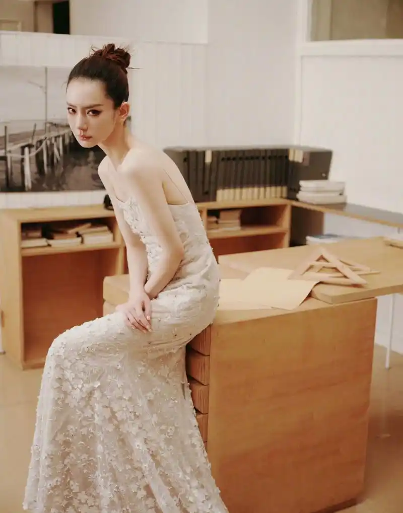 戚薇,白色小花朵吊带长裙,扎个丸子头,性感优雅!