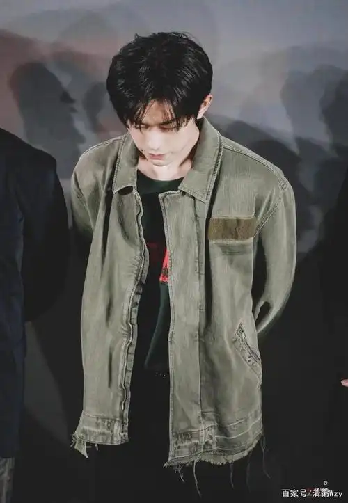 易烊千玺军绿色外套