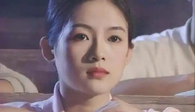 当年即使经历了三重门的重大打击,章子怡的整张脸也依旧没有一丝垮掉