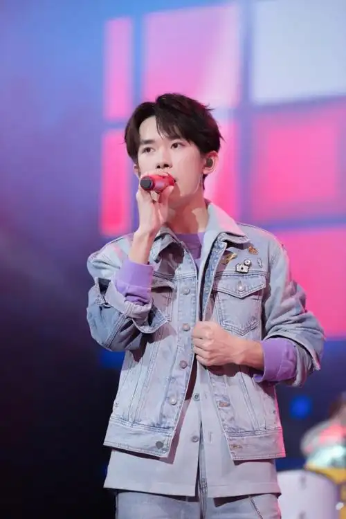 易烊千玺唱响《追梦吧,青春》,用歌声表达热血青春