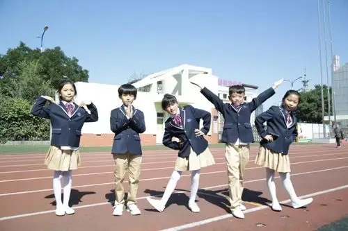 长治这个县的中小学生真拽校服免费穿政府出钱