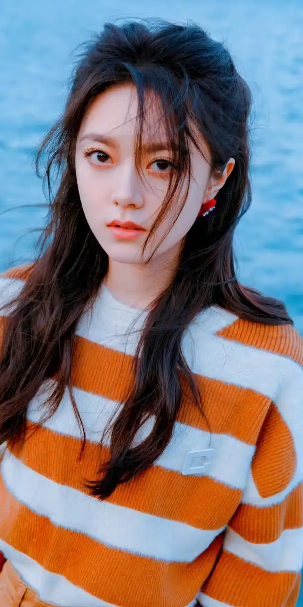 赵今麦棕色条纹毛衣造型码头随拍写真壁纸图集