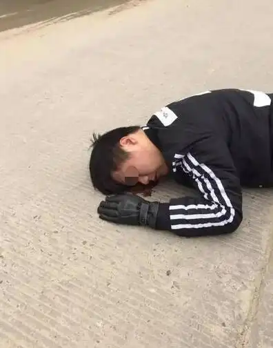 福州小伙骑车太猛撞路人 自己磕破脑袋满地血