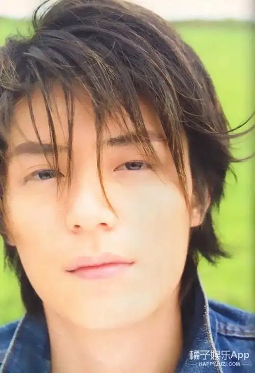 被13年前霍建华刚出道时的一组写真暴击了,满脸的胶原蛋白啊!