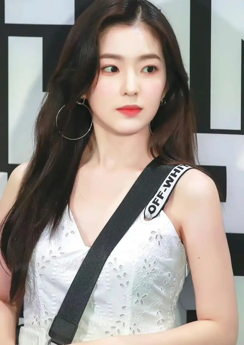 日常穿搭# 裴珠泫白色镂空宽吊带无袖体桖打扮,很干净利落的打扮右换