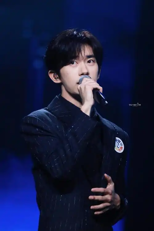 易烊千玺于适同框照#  易烊千玺不辞星海舞台照96  竖纹黑西装孕屯