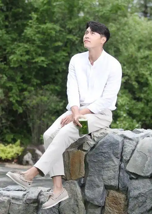 玄彬颜值真能打,37岁还帅气似欧巴,用脸蛋消化所有的基础款单品