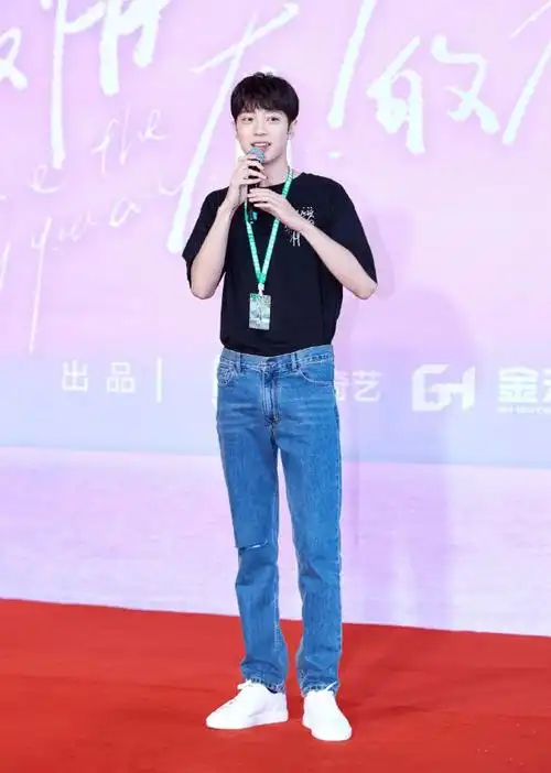 赖冠霖日常营业照,绿色格纹套装简约清爽,奶白短袜干净帅气